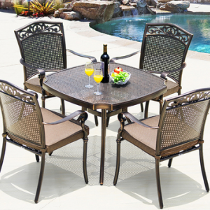 preorder- Outdoor table + four chairs